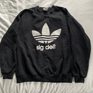 Sigma Delta Tau sweatshirt—Size Medium